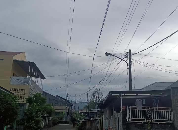 Kabel milik PLN menggendong kabel milik provider internet yang dinilai membahayakan keselamatan masyarakat sekitar.