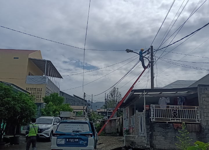Petugas PLN rayon Indarung saat melakukan pembenahan jaringan kabel milik PLN.