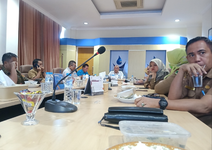 Direktur Utama Perumda AM Padang, Hendra Pebrizal didampingi jajaran Direksi dan Dewan Pengawas saat kegiatan konsultasi publik.