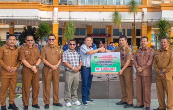 Pemkab Pasaman Barat menerima bantuan CSR dari PT Agrowiratama.