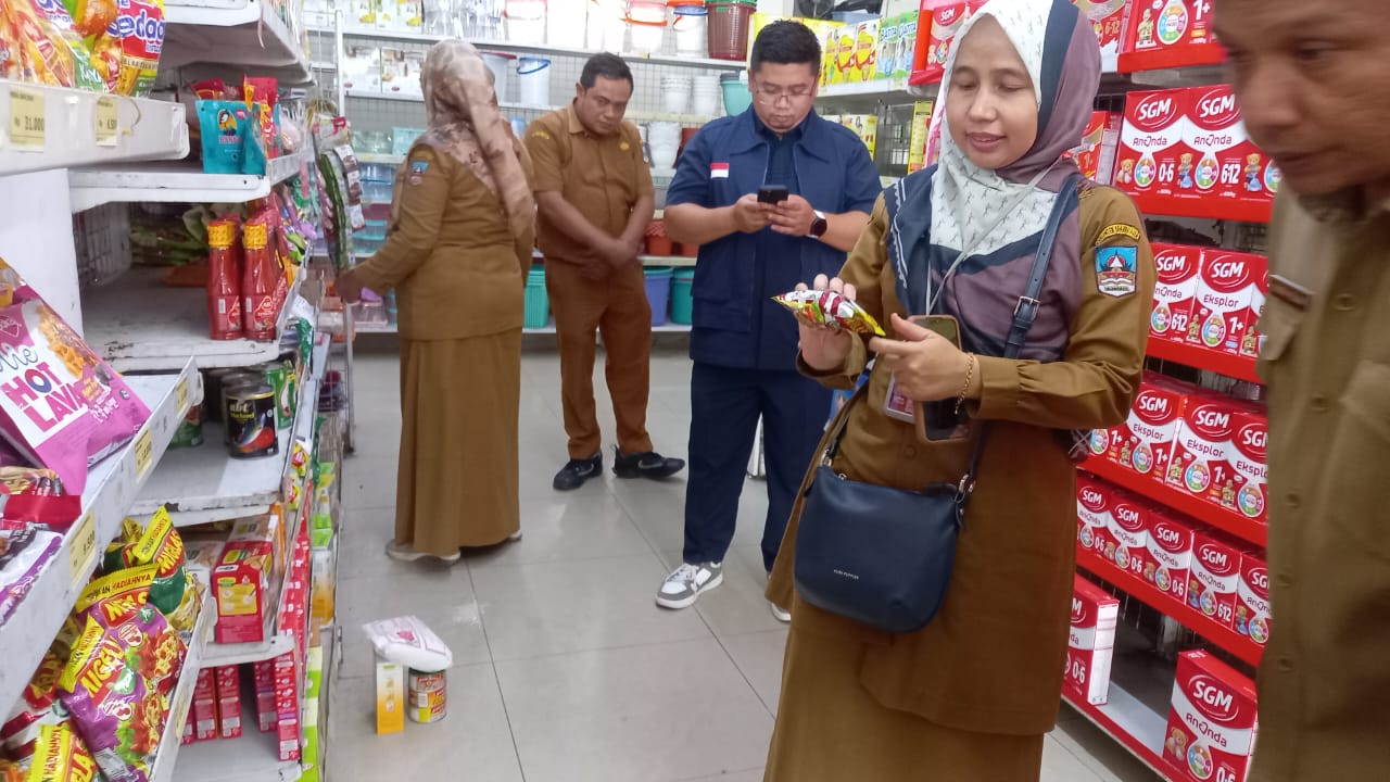 BPOM Dharmasraya masih menemukan makanan kedaluarsa dan kemasan rusak.