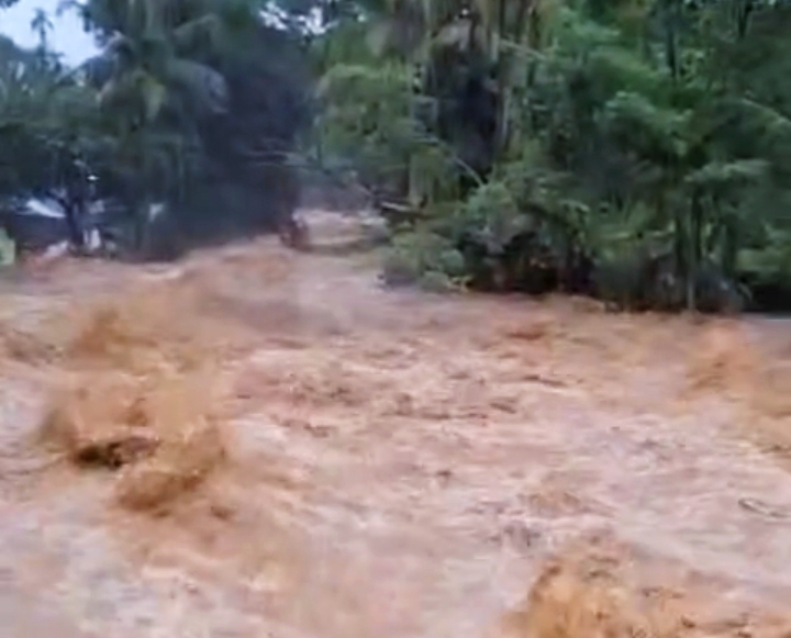 Hujan deras yang terjadi sejak Senin (2/12/2024) dini hari berakibat tersumbatnya beberapa intake milik Perumda Air Minum Kota Padang.