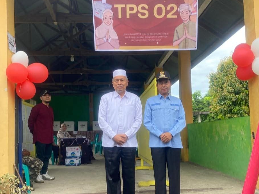 Setelah mencoblos di TPS 02 Lingkuang Aua Baru, Bupati Hamsuardi bersama Wabup Risnawanto dan jajaran Forkopimda lakukan monitoring ke 8 TPS.