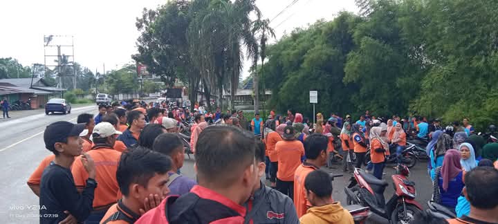 Gara-gara perusahaan sering nunggak gaji, karyawan PT Bumi Sari Mas gelar unjuk rasa.