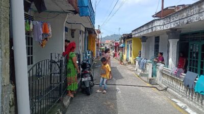 Warga Jalan Mutiara V Komplek Pegambiran berhamburan ke luar rumah usia gempa bumi yanh terasa hingga ke Kota Padang, Senin (16/12/2024).