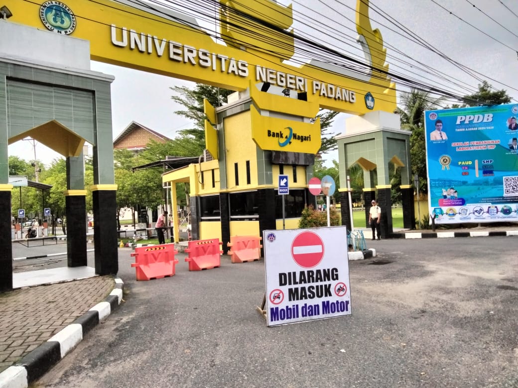 UNP mulai memperketat dan menjaga pintu masuk kampus UNP di Air Tawar, Padang, Sabtu (18/1/2025).
