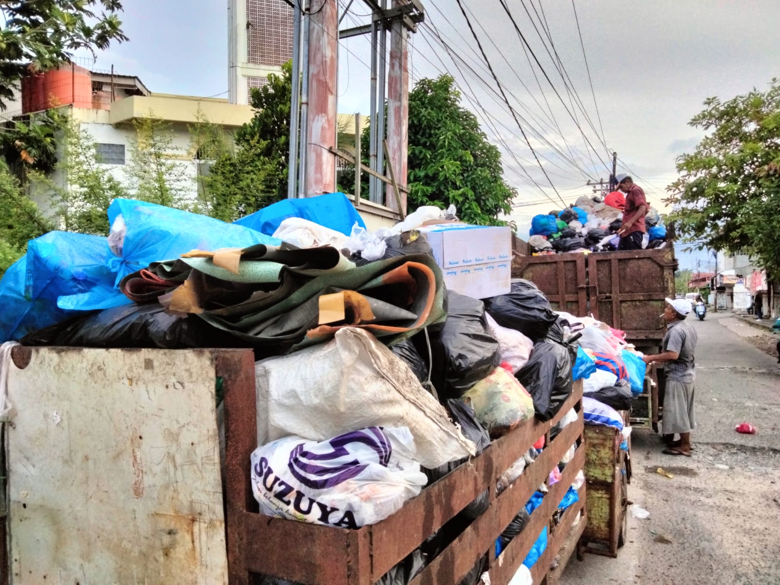 Antrian bentor mendistribusikan sampah ke dalam truk untuk di bawa ke TPA Aia Dingin.