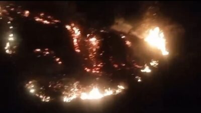 Api terlihat membakar sedikitnya 10 hektare lahan warga terbakar di Pesisir Selatan.