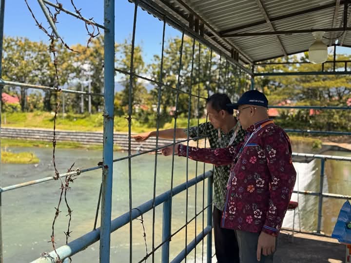 Direktur Utama Perumda AM Padang Hendra Pebrizal saat meninjau salah satu instalasi pengolahan air.