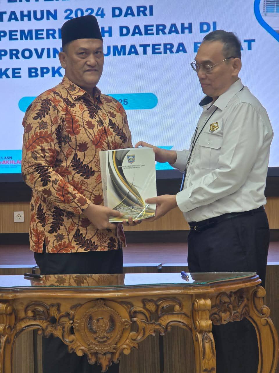 Wakil Bupati M Ihpan serahkan LKPD TA 2024 Kabupaten Pasaman Barat ke BPK Perwakilan Sumbar.