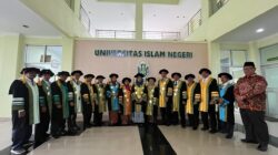 Para guru besar UIN Bukittinggi berfoto bersama menjelang wisuda IX 2025