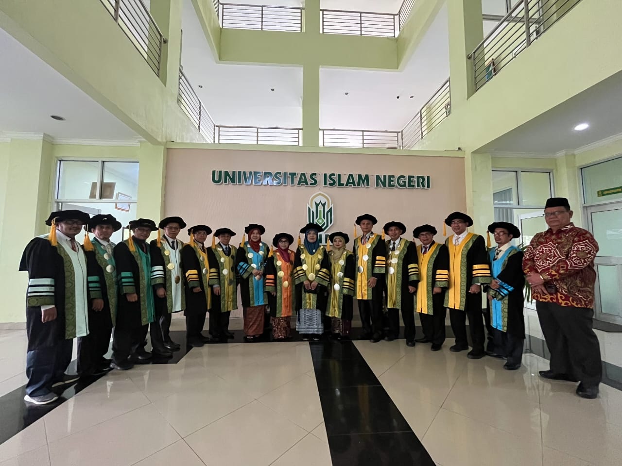 Para guru besar UIN Bukittinggi berfoto bersama menjelang wisuda IX 2025