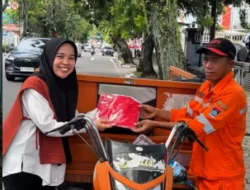Peringati HUT ke-80 RI, Perumda AM Padang Bagi-bagi Bendera Merah-Putih
