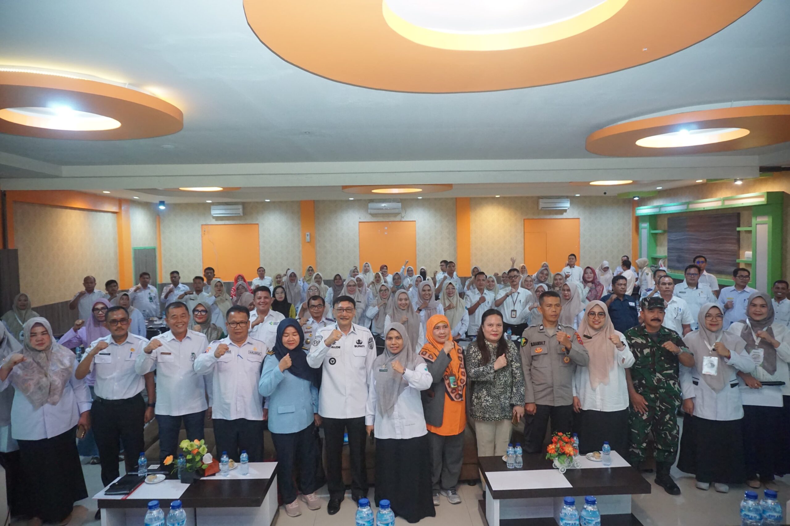 Bupati Hendrajoni berfoto bersama peserta.