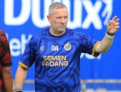 Hadapi Arema, Coach Dejan Masih di Bangku Tribun 