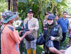Pemkab Pessel Bergerak Cepat: Bupati Hendrajoni Pimpin Distribusi Bantuan Banjir dan Longsor