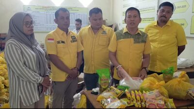 Golkar Salurkan 500 Paket Sembako untuk Warga Terdampak Banjir di Pesisir Selatan